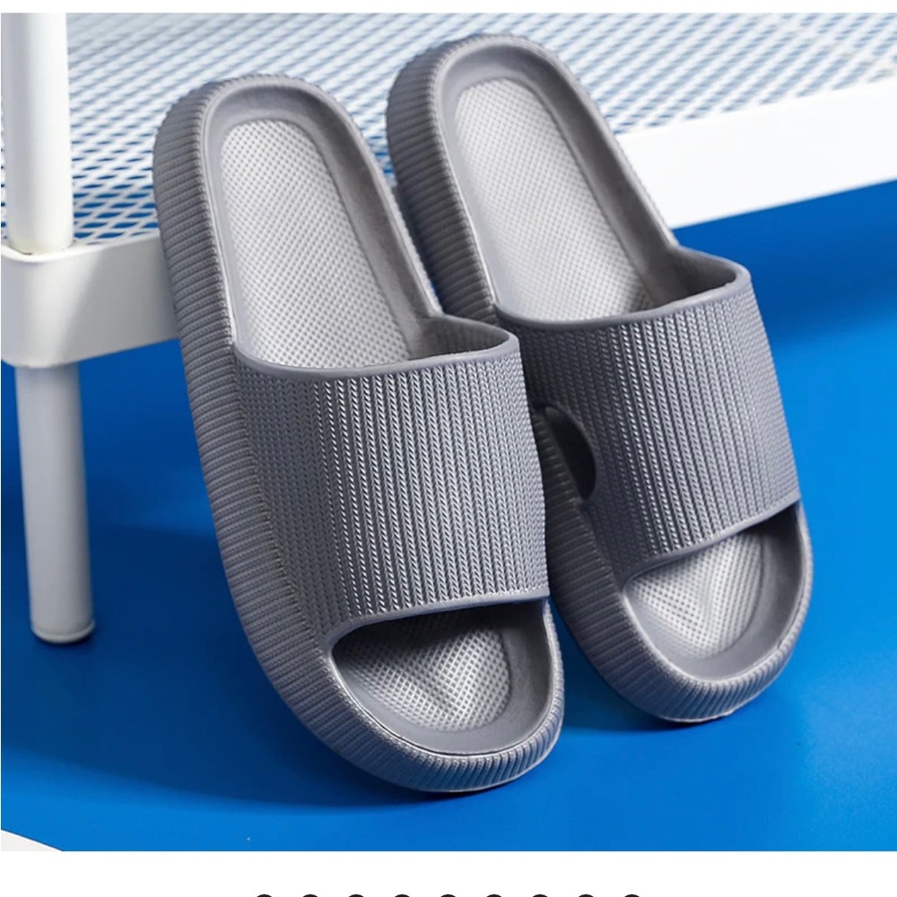 NWT Cloud Cushion Slides - Earthly Colors Cloud Slides - size 9 Women's/7 Men's